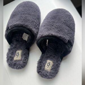 UGG Fluffette Slipper (Women) 9M color True Navy 
Excellent pre owned condition